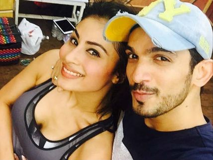 Arjun Bijlani Begins Shooting For 'Pardes Mein Hai Mera Dil'; Naagin Co-Star Mouni Wishes Him Luck!