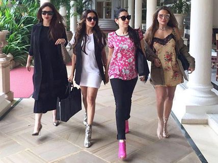UFF! Pregnant Kareena Kapoor Looks Hotter Than Malaika, Karisma & Amrita In This New Picture!
