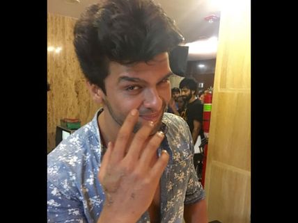 Oops! Kushal Tandon Gets Hurt While Saving His Co-Actress Aneri Vajani!