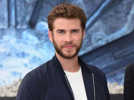 Liam Hemsworth Does Push-ups Before Shirtless Scenes