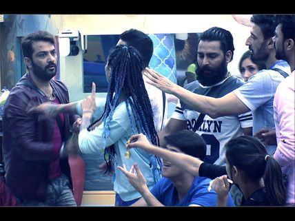 Bigg Boss 10: Rohan Mehra An Easy Target For Manoj; Swamiji Stays Weird As Usual!