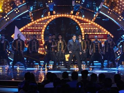 Bigg Boss 10: See Photos of Salman Khan’s Epic Dance Performance!