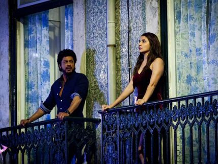 New Pictures! Shahrukh Khan Shot An Intense Romantic Scene With Anushka Sharma On ‘The Ring' Sets!