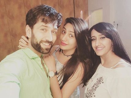 Cleanliness Campaign On The Sets of Ishqbaaz; Cast & Crew Join Hands To Clean The Sets This Diwali!