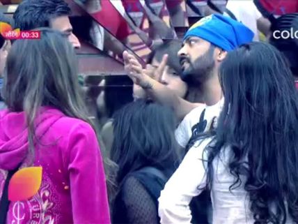 Bigg Boss 10: Manu Punches Om Swami After He Touches Monalisa!