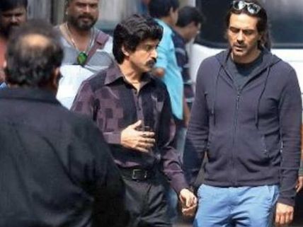 Farhan Akhtar Looks Unrecognizable As Gangster Dawood Ibrahim On Arjun Rampal’s Daddy Sets!