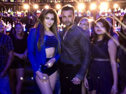 HOT! Urvashi Rautela Shoots For An 'Item Number' In Kaabil!