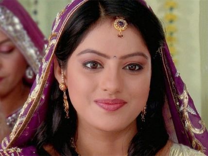 Diya Aur Baati Hum's Deepika Singh Upset With Makers For Not Clearing Her Dues!