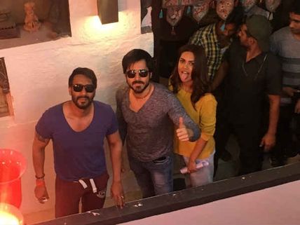 Baadshaho In Jodhpur: Ajay Devgn, Emraan Hashmi & Esha Gupta Pose For A Quirky Pic Post Day 1 Shoot!