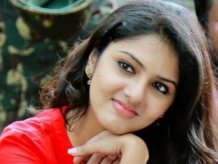 Gayathri Suresh All Set To Debut In Kollywood!