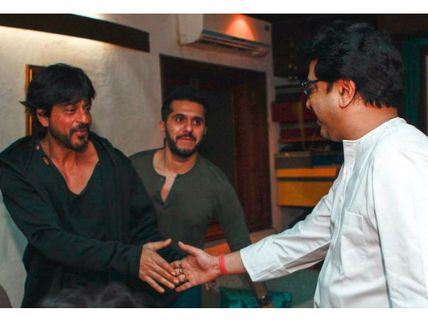 Shahrukh Khan Meets Raj Thackery! BJP Spokesperson Shaina NC Fumes At His Move!