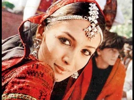 This Throwback Pic Of SRK-Malaika Arora Khan From Chaiyya Chaiyya Shoot Will Make You Nostalgic!