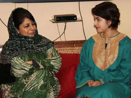 SHOCKER: Dangal Girl Zaira Wasim Gets Trolled On Social Media; Says Sorry For Meeting Mehbooba Mufti