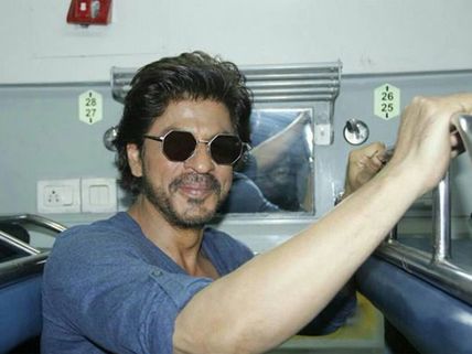 SHOCKING! Shahrukh Khan Reveals Many People Fell From The Train While Shooting For Chhaiya Chhaiya