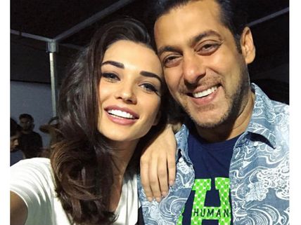 See Pic! Amy Jackson's First Selfie With Salman Khan
