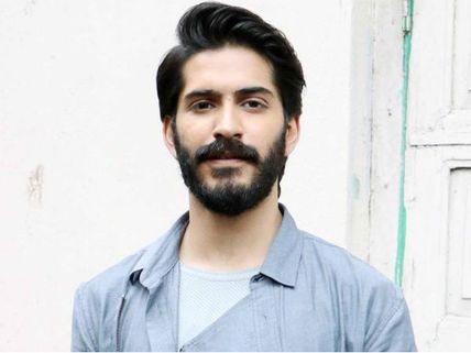 A Spooky Female Fan Is Stalking Harshvardhan Kapoor?