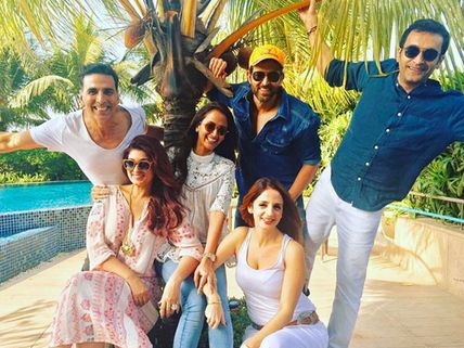 See Pic! Hrithik Roshan-Sussanne Khan & Akshay Kumar-Twinkle Khanna Have A Triple Date