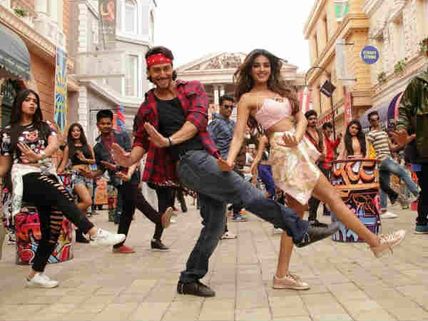 NEW STILL: 'Munna Michael' Tiger Shroff & His Lady Love Nidhhi Agerwal Go Dhing Dhang!