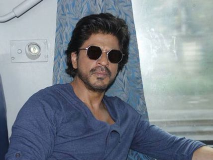 Shahrukh Khan Booked For Rioting, Damaging Railway Property During Raees Promotions!
