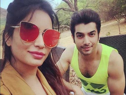 'Kasam' Actor Sharad Malhotra Celebrates Holi With Girlfiend Pooja Bisht At The Trimbakeshwar Temple