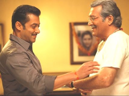 Salman Khan Pays A Late Night Visit To Vinod Khanna At The Hospital!