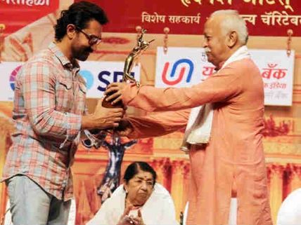 UNBELIEVABLE! Aamir Khan FINALLY Attends An Award Function After 16 Years! [PICS]