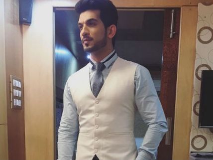 Yay! Pardes Mein Hai Mera Dil Actor Arjun Bijlani To Host Star Parivaar Awards 2017!