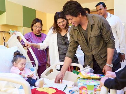 Shahrukh Khan Visits Children's Hospital In Dubai! Spreads Smiles & Cheers Along The Way! View Pics