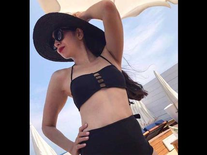 Karisma Kapoor Rocks A Hot Black Bikini In France! View Pics