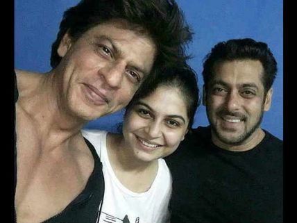 Selfie Le Le Re! Shahrukh Khan & Salman Khan's Picture Perfect Moment Is Giving Us Such Happy Vibes