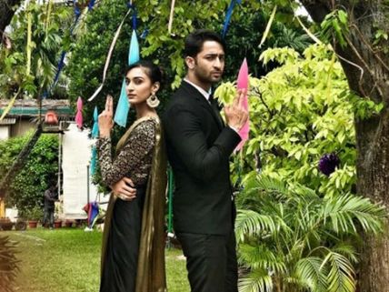 Kuch Rang Pyar Ke Aise Bhi’s Shaheer Sheikh & Erica Fernandes Enjoy Each Other’s Company On The Sets