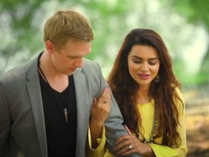 MUST WATCH! Aashka Goradia & Brent Goble’s Unique Pre-Wedding Music Video Is ADORABLE!