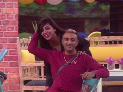 VIRAL! BB 11 UNSEEN: Akash Dadlani Asks Arshi Khan To Expose; She Tears Off Her Clothes!