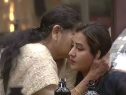 Bigg Boss 11: TEARS OF JOY! Shilpa Shinde’s Mother Asks Housemates Not To Abuse Shilpa! (PICS)