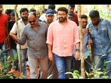 IN PICS! Mohanlal Joins The Kayamkulam Kochunni Team!