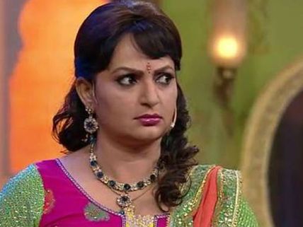 SHOCKING! Comedy Night With Kapil’s Pinky Bua Aka Upasana Singh Escapes Molestation Attempt!