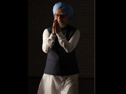 The Accidental Prime Minister: Anupam Kher Looks Every Bit Like Ex PM Dr. Manmohan Singh! 