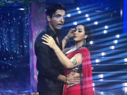 Dhan Dhana Dhan: Fans Can’t Stop Gushing Over Shilpa Shinde & Sunil Grover’s Hot Rain Dance!