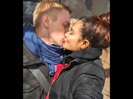 Aashka Goradia & Husband Brent Goble Lock Lips As She Reminisces Their First Kiss!