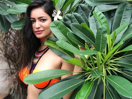 Pooja Bisht Signs Two Films After Breaking Up With Sharad Malhotra; Her Video Be My Love Goes Viral