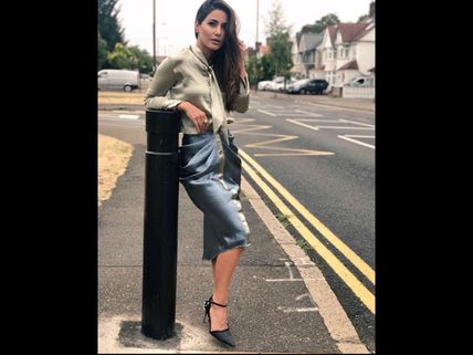  Hina Khan Shares Latest Pictures From London, Gets Trolled For Wearing 'Aluminium Foil'!