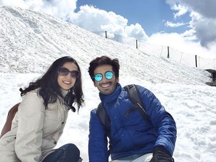 Sanaya Irani & Mohit Sehgal Attempt Re-Creating DDLJ Scene & Fail Hilariously In Switzerland! Watch!