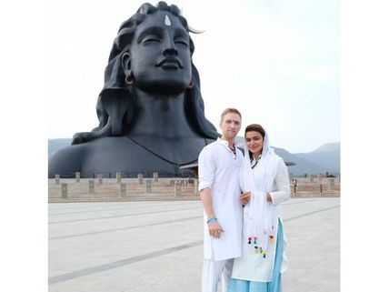 Aashka Goradia Enters Spiritual Path With Brent Goble, Couple Visit Sadghuru's Adiyogi In Coimbatore