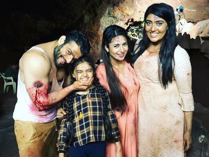 Yeh Hai Mohabbatein’s Divyanka Tripathi, Karan Patel & Others Have Fun During Outdoor Shoot [PICS]