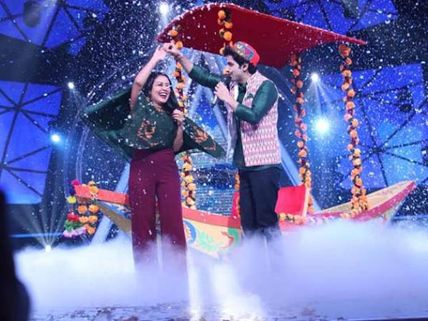  Indian Idol 10: Neha Kakkar Gets Romantic On The Sets, Goes On A Boat Ride With A Contestant