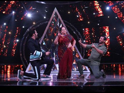 Indian Idol 10: John Abraham Lit Up The Stage Along with Manoj Bajpayee & The Judges! 