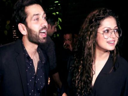  Nakuul Mehta Pulls Bestie Drashti Dhami’s Leg In The Cutest Way; Offers Tips On Selfies!