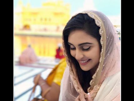  Krystle D’Souza Visits The Golden Temple Alone, Seeks Blessings Of Waheguru!