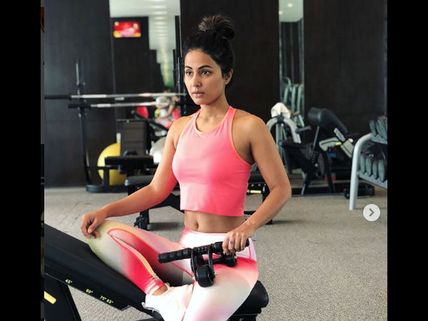 Hina Khan Flaunts Toned Abs Prior To A Shoot; Sets The Temperature High!
