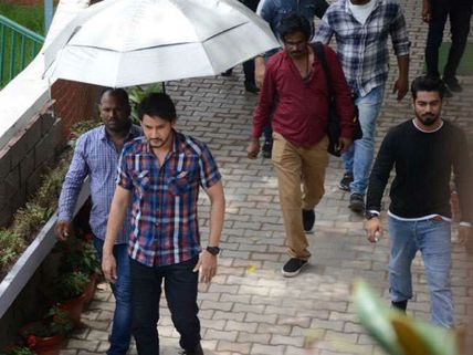 Mahesh Babu Looks Handsome In These Photos From The Sets Of Maharshi